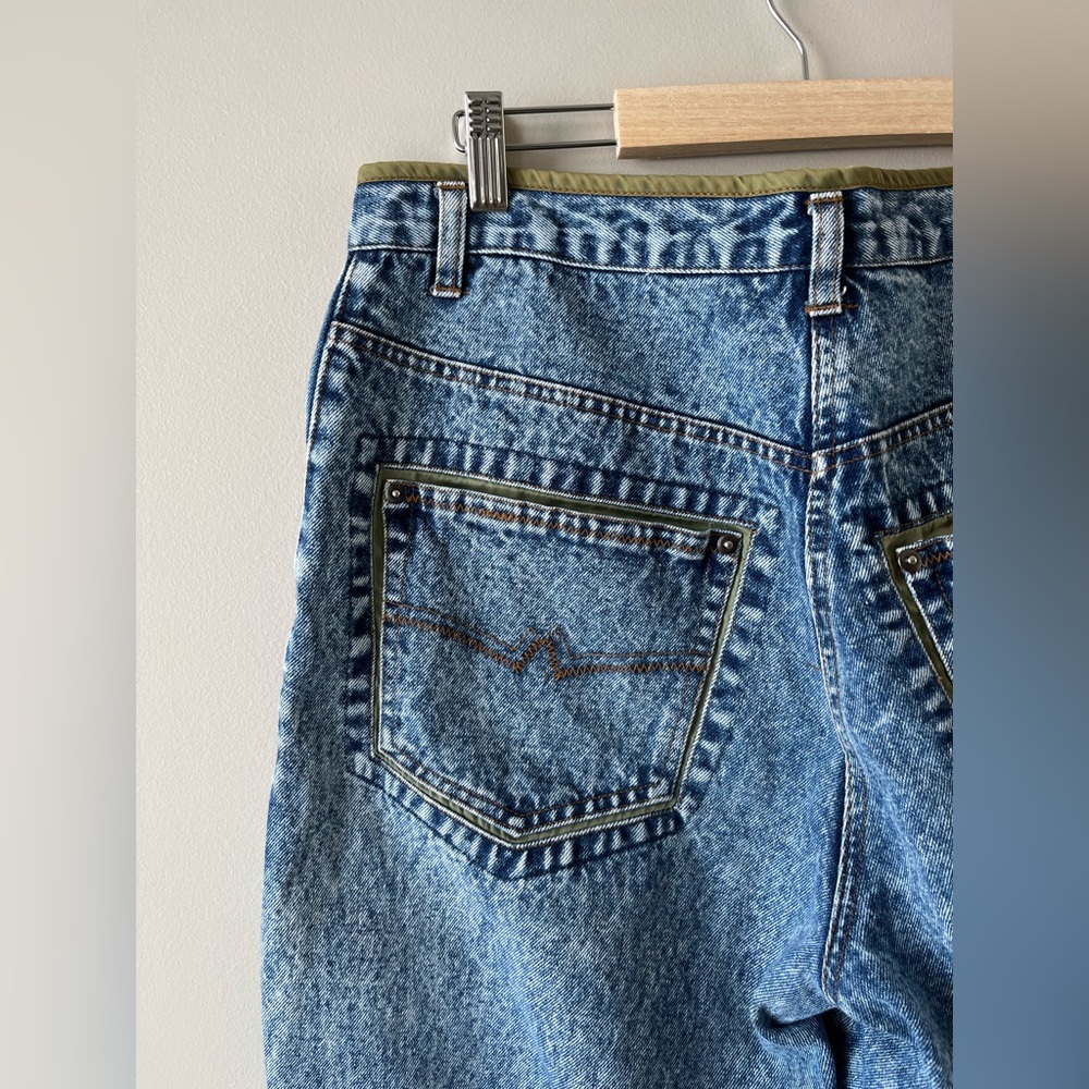 Vintage High-Rise Light Blue Jeans - Picture 8 of 9